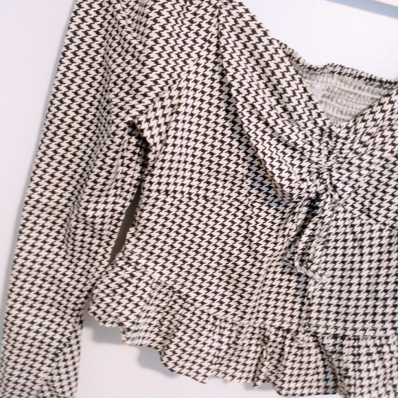 Jessica Simpson black and white patterned crop top with long sleeves and tie at - Picture 3 of 5